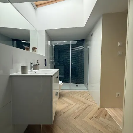 With Ac- Augustianska 1 *